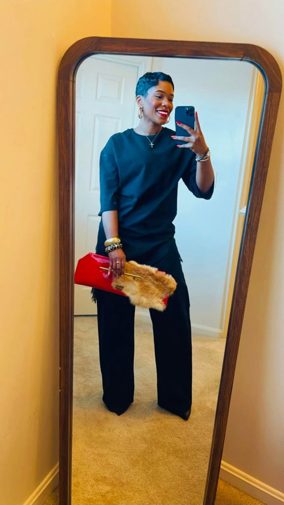 Mirror selfie — red clutch